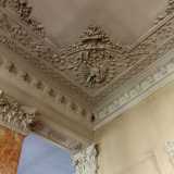 Notiamo una cornice perimetrale a pi� fasce con ghirlande, ceste e fronde vegetali interrotta, ai quattro angoli, da raffigurazioni di strumenti musicali